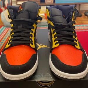 Air Jordan 1 mid Se :Men’s size 7.5 Used but in great shape:no stains - or rips